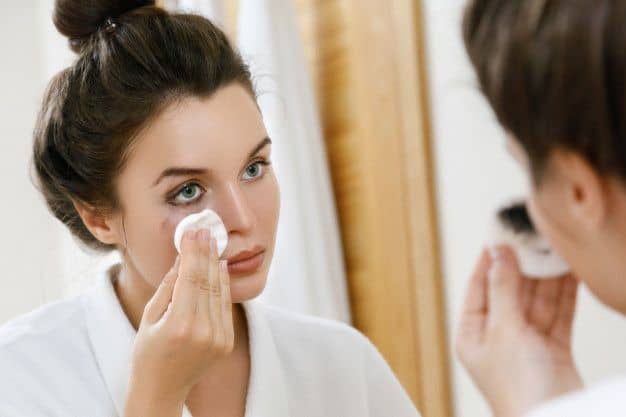 7 Best Ways To Remove Makeup Makeup Remover Alternatives 